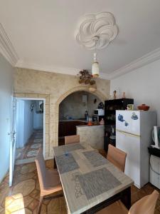 Η κουζίνα ή μικρή κουζίνα στο Cozy Home in Djerba s Heart