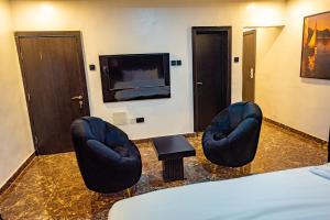 TV a/nebo společenská místnost v ubytování Radiant Hotel & Suites + 12 fotografií