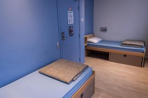 Habitación pequeña con 2 camas y pared azul en Adveniat Paris, en París 37 fotos más