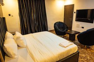 TV a/nebo společenská místnost v ubytování Radiant Hotel & Suites