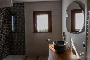 un bagno con lavandino e specchio di La Terrazza di Tranci a Calice al Cornoviglio Altre 24 foto
