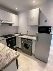 a kitchen with a washing machine and a washer at Sidibou Said Vibes in Sidi Bou Saïd