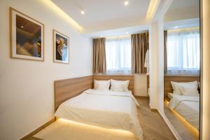Giường trong phòng chung tại Urbio Apartments