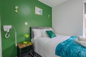 Voodi või voodid majutusasutuse Premium Serviced Accommodation Nottingham, 4 Bedrooms, 5 Beds, 4 Bathrooms, Sleeps 7 toas