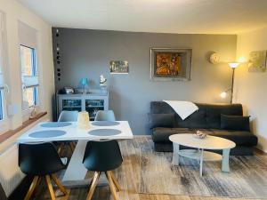 マイニンゲンにあるFerienhaus Kastanienalleeのテーブル2つとソファのあるリビングルーム