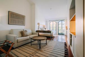 Een zitgedeelte bij Gran Claustre Boutique Hotel