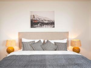 Katil atau katil-katil dalam bilik di Apartment Suite Modern-18 by Interhome
