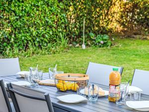 ein blauer Tisch mit Gläsern und einer Flasche Saft in der Unterkunft Holiday Home Ar Mimoza by Interhome in Le Bono