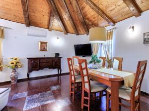 Televízia a/alebo spoločenská miestnosť v ubytovaní Holiday Home Rotonda by Interhome