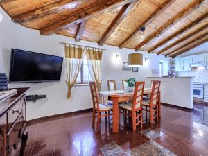 Kuchnia lub aneks kuchenny w obiekcie Holiday Home Rotonda by Interhome
