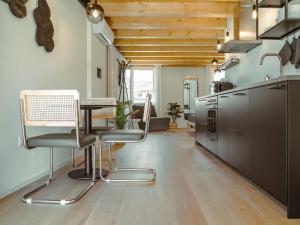 a kitchen with a table and chairs in a room at BRE Apartments - Lumen in Vicenza