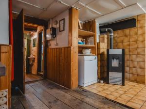una cocina con refrigerador y estufa en Holiday Home Alte Sahnealm by Interhome, en Hollersbach im Pinzgau