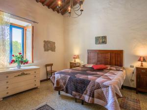 una camera da letto con un letto, un comò e una finestra di Apartment Fattoria Petraglia - Terrazza by Interhome a Monteriggioni
