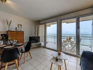 un salon avec vue sur l'océan dans l'établissement Apartment Morgane by Interhome, à Saint-Pierre-Quiberon
