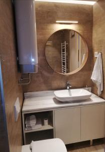 een badkamer met een wastafel en een spiegel bij Lux centar kopaonik in Kopaonik +7 foto's