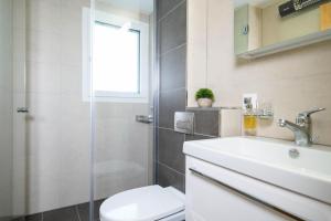 Un baño con inodoro, lavabo y ducha. en Chalet Chapfwald, en Amden