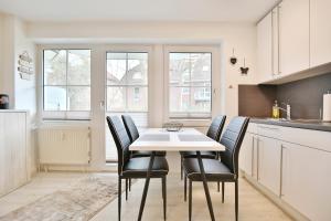 Η κουζίνα ή μικρή κουζίνα στο Haus Windrose Appartement 2