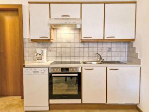 Kuchyň nebo kuchyňský kout v ubytování Apartment Helga by Interhome