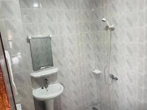 Résidences hôtels sibontour في ياموسوكرو: حمام مع دش ومرحاض ومغسلة +16 صورة