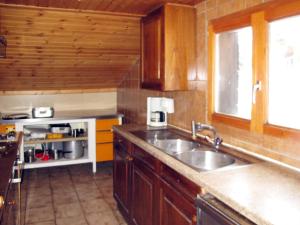 Η κουζίνα ή μικρή κουζίνα στο Apartment Chalet Anthamatten-2 by Interhome