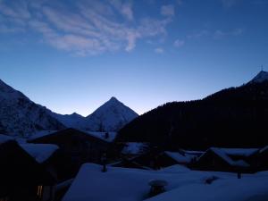 vista su un villaggio nella neve di notte di Apartment Cabane 8 by Interhome a Saas-Fee