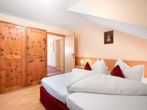 Giường trong phòng chung tại Apartment Rosa-3 by Interhome