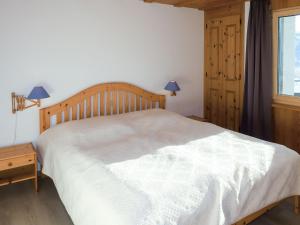 Una cama o camas en una habitación de Apartment BergSicht by Interhome 31 fotos más