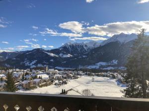 uitzicht op een stad in de sneeuw met bergen bij Apartment BergSicht by Interhome in Laax