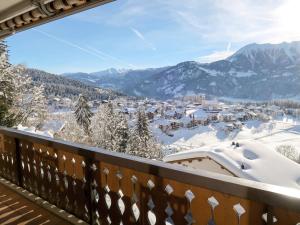 een uitzicht vanaf het balkon van een resort in de sneeuw bij Apartment BergSicht by Interhome in Laax