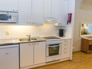 Kuchyň nebo kuchyňský kout v ubytování Holiday Home Hotelli terme- room 18 by Interhome