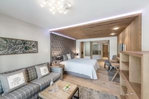 Łóżko lub łóżka w pokoju w obiekcie Das Central – Alpine . Luxury . Life