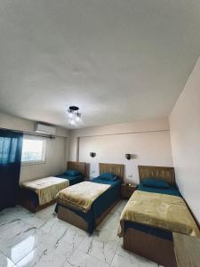 ダハブにあるRoyal Plaza Dahabのベッドが2つと窓のある部屋