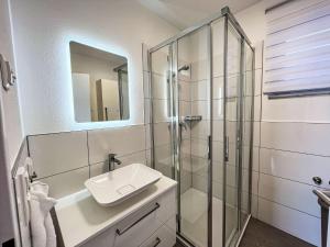 une salle de bain avec lavabo et douche dans l'établissement Apartment Bergblick by Interhome, à Altenmarkt im Pongau