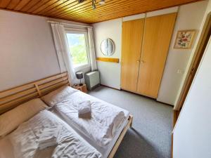 Postel nebo postele na pokoji v ubytování Apartment Crap Grisch by Interhome