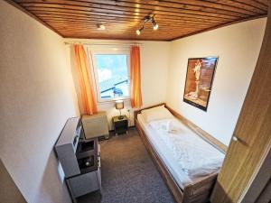 Postel nebo postele na pokoji v ubytování Apartment Crap Grisch by Interhome