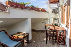 a balcony with a table and chairs and a table and chairs at gandino apartment in Rome