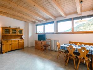 PeraにあるApartment Ciampedie by Interhomeのダイニングルーム(テーブル、デスク付)