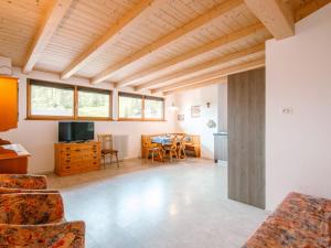 PeraにあるApartment Ciampedie by Interhomeの木製の天井とテーブル付きのリビングルーム +34枚の写真