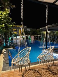 Bazén v ubytování Hotel Qetesia-Te Indriti nebo v jeho okolí