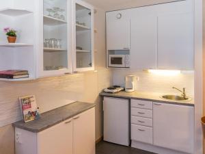 Kuchyň nebo kuchyňský kout v ubytování Holiday Home Hotelli terme- room 312 by Interhome