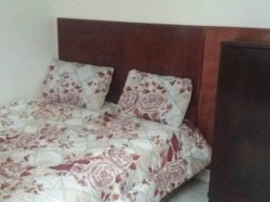 Bett mit rosa und weißer Bettwäsche und Kissen in der Unterkunft Le Riad Marina de Sal et Mdina in Salé