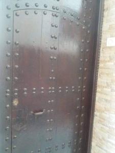 eine Metalltür mit vielen Nieten in der Unterkunft Le Riad Marina de Sal et Mdina in Salé