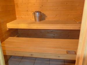 uma sauna de madeira com um balde em cima em Chalet Chalet Anthamatten-3 by Interhome em Champéry