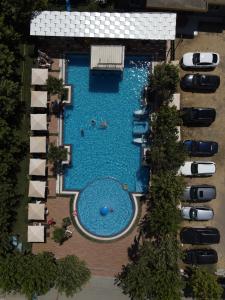 Bazén v ubytování Hotel Qetesia-Te Indriti nebo v jeho okolí
