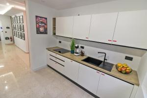 Cucina o angolo cottura di Designer - 60 Seconds to the Beach I Free Parking!