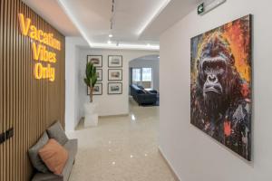 una hall con un dipinto di un gorilla sul muro di Designer - 60 Seconds to the Beach I Free Parking! a San Giuliano