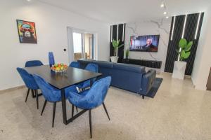 TV o dispositivi per l'intrattenimento presso Designer - 60 Seconds to the Beach I Free Parking!