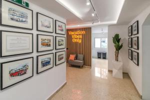 Area soggiorno di Designer - 60 Seconds to the Beach I Free Parking!