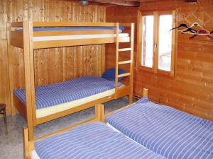 Palanda nebo palandy na pokoji v ubytování Apartment Chalet Anthamatten-1 by Interhome