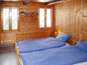 Ένα ή περισσότερα κρεβάτια σε δωμάτιο στο Apartment Chalet Anthamatten-1 by Interhome